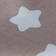 Белые прянички на коричневом