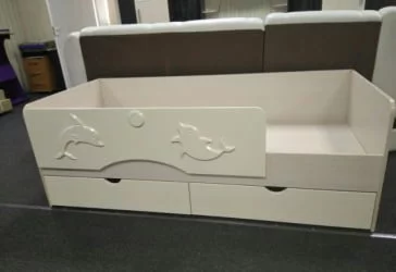 Детская кровать с бортиком Алиса КР 813 Ваниль глянец-Дуб Белфорд