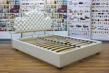 Кровать Аргеста кованая с мягкими царгами Exotica и две тумбочки