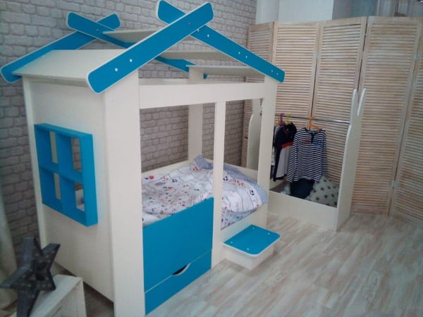 Кровать со ступенькой и ящиком и стеллаж