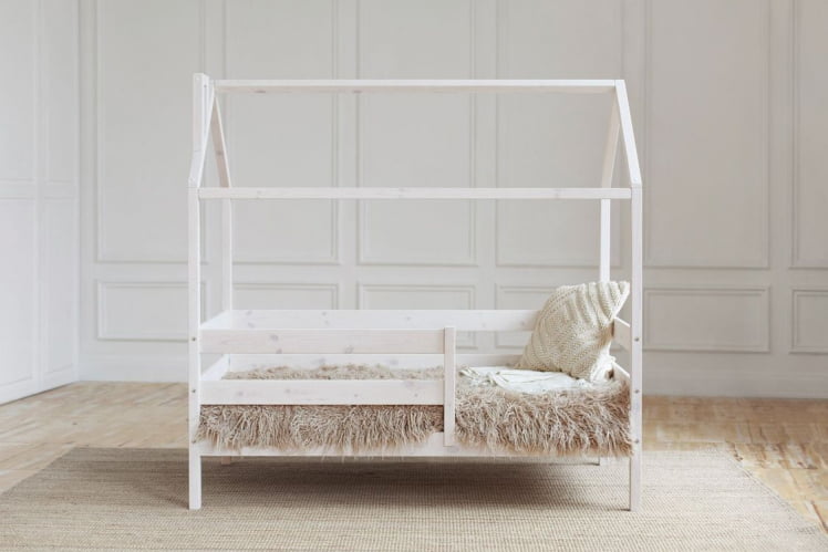 Кровать-домик в колерованном масле_1